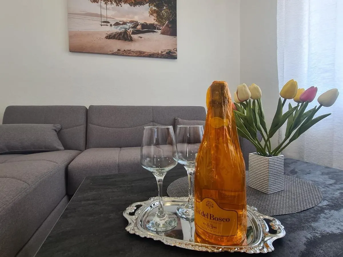 Lady Di Apartments Kastela 0*,  Croatia